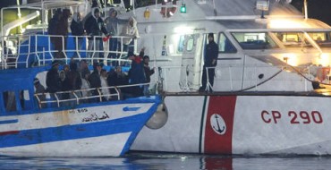 Barca in legno con 70 immigrati al largo di Rossano. Messi in salvo dalla Guardia Costiera