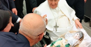 La comunità di Vaccarizzo dal Papa. Per Francesco una bambola in costume arbereshe