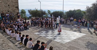 Zumpano. Bambini in piazza per una partita a scacchi medievale