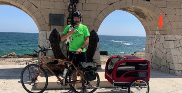 Tutta la Calabria in bicicletta con la sua cagnolina. L’avventura benefica di Stefano