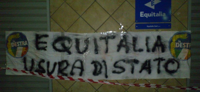 “Equitalia usura di Stato”, a Corigliano “La Destra” espone striscione davanti alla sede dell’agenzia