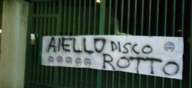 “Aiello: disco rotto”. I militanti de “La Destra” di Crosia espongono striscione contro il sindaco