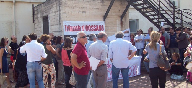 Tribunale Rossano, avvocati sul tetto contro la chiusura