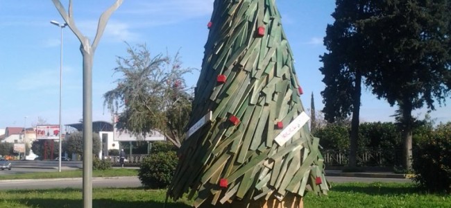 Corigliano, albero di Natale in materiale riciclato inaugura nona edizione Ricicl’Art