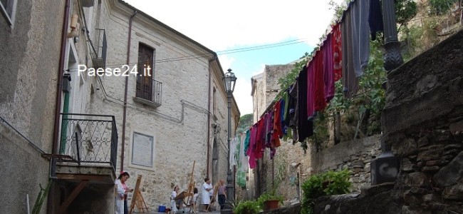 Pittori da tutta la Calabria catturano il centro storico di Oriolo. Subito applausi per “Arte in borgo” (FOTO)
