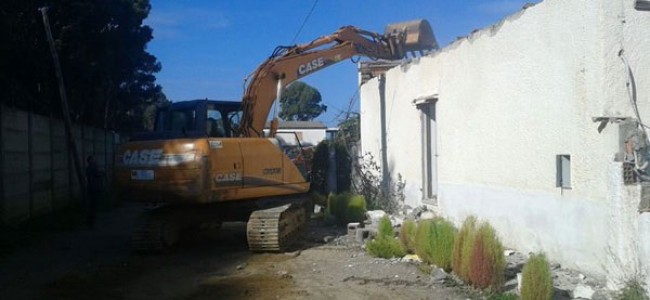 Rossano, ruspe in azione per demolire costruzioni abusive
