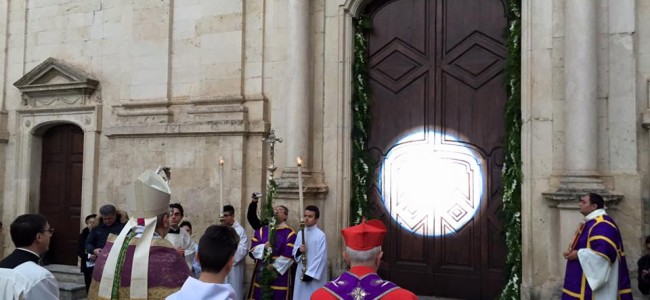 Rossano, Monsignor Satriano apre la Porta Santa