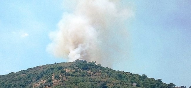 Incendio sulle colline di Rossano. Residenti e villeggianti allontanati dalle abitazioni