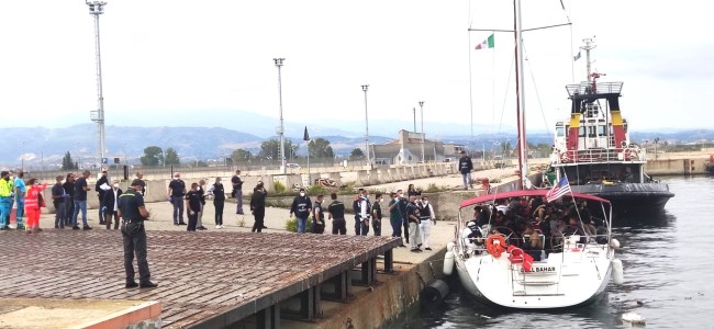 Sbarco di migranti al porto di Corigliano