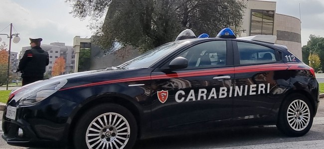 Vede ragazzo guidare scooter dell’amica e chiama carabinieri. Denunciato minorenne