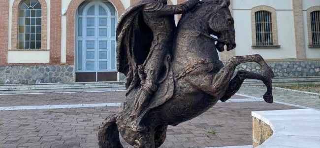 A San Basile la più grande statua di Skanderbeg in Italia