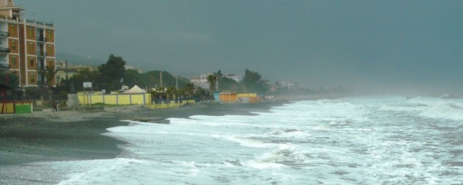 Trebisacce, mareggiate devastano “108”. Nulla è stato fatto per ridurre l’erosione costiera