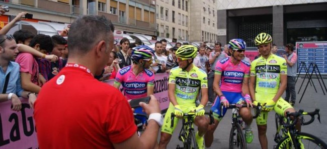 Giro d’Italia, Cosenza-Matera. Lo spettacolo della partenza (VIDEO)