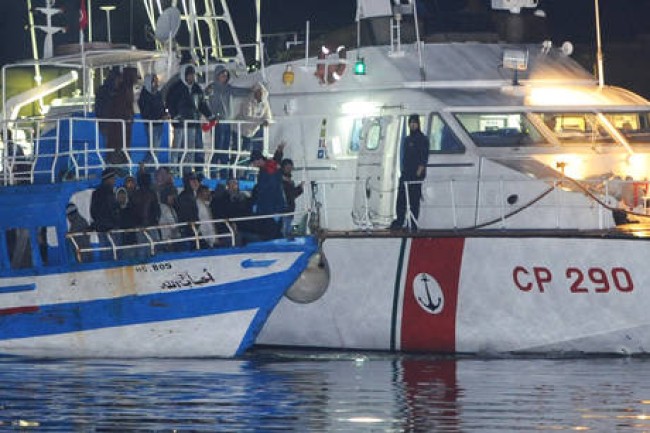 Barca in legno con 70 immigrati al largo di Rossano. Messi in salvo dalla Guardia Costiera