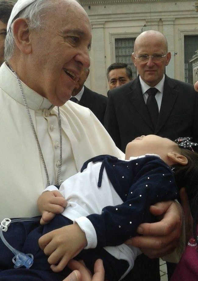 Momento toccante in Vaticano, Papa Francesco ha incontrato la piccola Giulia Montera
