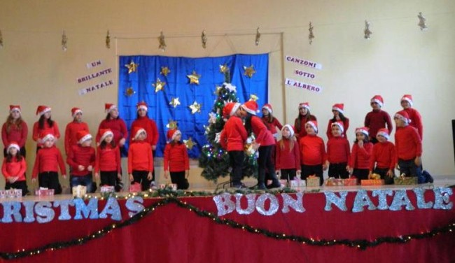 Per i piccoli alunni di Amendolara una sera da Babbo Natale con “Canzoni sotto l’Albero” (FOTO)