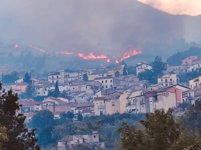 San Basile assediato dalle fiamme. Famiglie evacuate