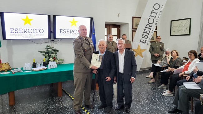 Esercito Calabria. Onorificenze guerra 1940-45. A 105 anni ritira di persona la medaglia