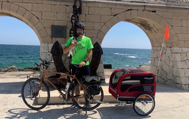 Tutta la Calabria in bicicletta con la sua cagnolina. L’avventura benefica di Stefano
