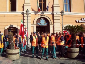 Protesta operai Ecoross dinanzi al comune di Rossano