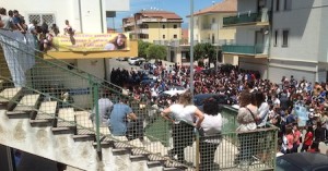 Studenti sotto la casa della famiglia Luzzi