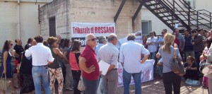 Assemblea permanente sul terrazzo del tribunale di Rossano