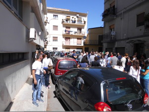 Manifestanti dinazi al garage del Tribunale di Rossano