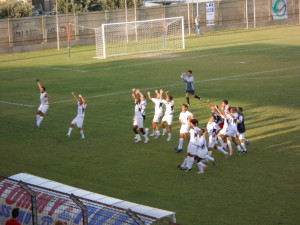 La gioia dei giocatori dell'Audace Rossanese dopo la vittoria in Coppa Italia contro il Castrovillari.