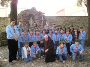 Padre Bernardino tra gli scout