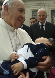 L'incontro tra Papa Bergoglio e la piccola Giulia