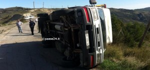 Il camion ribaltato subito dopo l'incidente