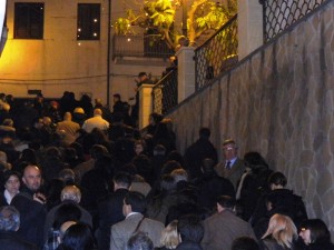 Edizione 2012. Folla "in processione" durante lo svelamento delle stele nel borgo antico