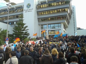 Lsu-Lpu protestano davanti sede Consiglio regionale a Reggio Calabria