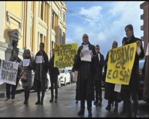 Avvocati del Foro di Rossano con cartelloni e striscioni dinanzi al Palzzo di Giustizia di Catanzaro