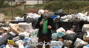 L'inviato di Striscia la Notizia in Calabria per documentare l'emergenza rifiuti