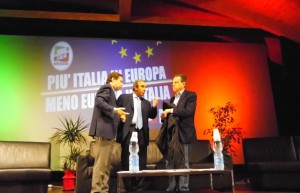 L'onorevole Gasparri (al centro) insieme al sindaco di Rossano, Antoniotti (a sinistra) e al consigliere regionale Caputo