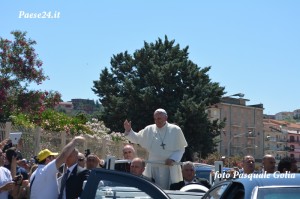 Il Papa attraversa la città di Cassano tra due ali di folla 