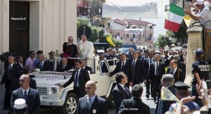 Il Papa arriva in cattedrale