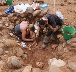Le operazioni di scavo nella necropoli di Macchiabate