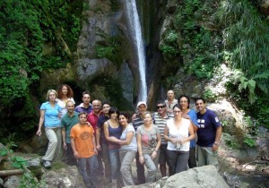 Il gruppo impegnato nella pulizia della Cascata della Licertarara (Foto  Francesco Patrizio)