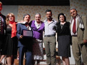 Il momento della premiazione dell'associazione teatrale Vincenzo Tieri di Corigliano  (Foto Antonio Le Fosse)