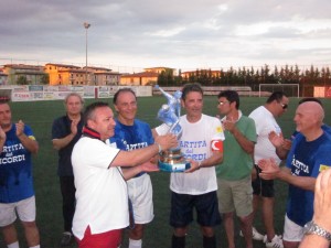 Il trofeo, consegnato dall'attuale presidente del Corigliano, Elia, ai capitani delle due squadre