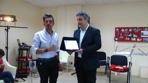 Il presidente della Fita Antonio Maria D'Amico (a sinistra) premia il presidente dell'associazione "Quinta Scenica" di Castroregio