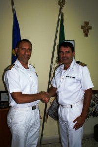 Francesco Perrotti (a sinistra) nuovo comandante della Capitaneria di porto di Corigliano. A destra il comandante uscente, Antonio D'Amore