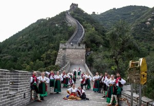 La foto del gruppo folkloristico della Pro Loco di Castrovillari a Pechino