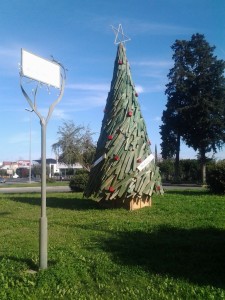 L'albero di Ricicl'Art installato a Corigliano