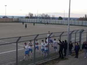 I giocatori della Juvenilia festeggiano sotto la curva dopo del il golo del 2-1 siglato da Marco Russo, all'esordio con la nuova maglia