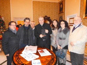 La Delegazione della FITA Cosenza con il Vescovo Satriano  (Foto del Reporter Antonio Le Fosse)