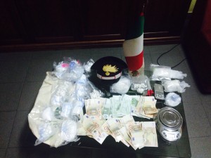 Il materiale e la droga sequestrati